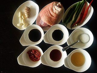 1、焦皮肘子,备好所有原料