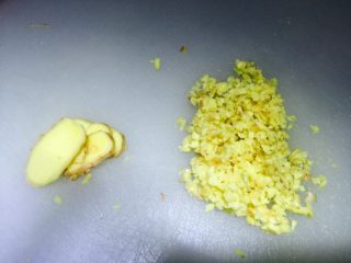 2、焦皮肘子,将生姜的一小部分切成片，一大部分切成末