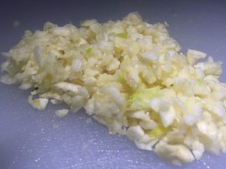 3、焦皮肘子,大蒜切成末