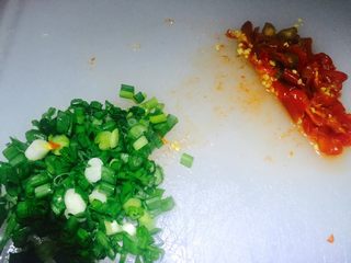 4、焦皮肘子,葱切末、泡椒剁成末