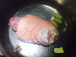 5、焦皮肘子,锅中放水淹过拐肘，加姜片、料酒烧开后中火煮约20分钟左右