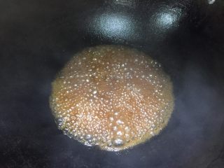 6、焦皮肘子,煮肘的同时，用炒锅放入一大勺砂糖、一大勺生抽、小半勺老抽、滴入几滴香油配成糖色汁煮沸至砂糖融化后倒入碗中晾凉备用