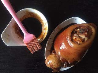 7、焦皮肘子,拐肘煮20分钟后捞出并用厨房纸吸干表面水分，然后立刻趁热将糖色汁刷在表面上色，一定要趁热刷，刷好后晾凉备用，一定要晾凉