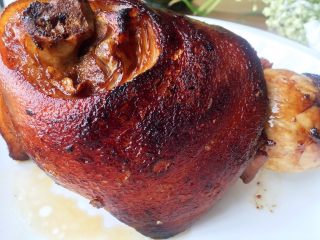 9、焦皮肘子,煎至表皮微焦起泡后取出备用