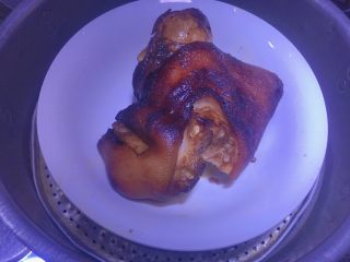 11、焦皮肘子,剖面朝下猪皮朝上置于碗内，将碗放水蒸锅，盖上盖隔水蒸1.5小时左右至糯软（大火将水烧开后转中小火），蒸出的汤汁不要倒掉