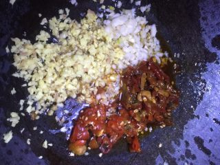 12、焦皮肘子,炒锅中放少许色拉油烧热，下姜蒜末、辣椒酱、泡椒未炒匀