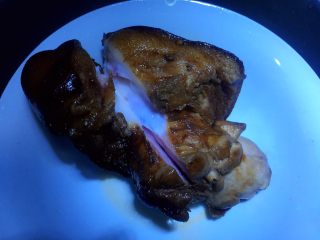 10、焦皮肘子,用刀划一刀