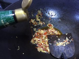 13、焦皮肘子,加入一些豉油