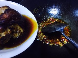 14、焦皮肘子,将蒸出的汤汁滤入调味汁烧开并加入蚝油