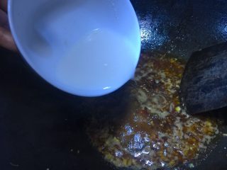 15、焦皮肘子,烧开后烹入调了水的淀粉勾汁