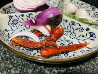 5、干煸芸豆,准备辣椒 姜  洋葱；