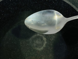 7、干煸芸豆,加少许油；