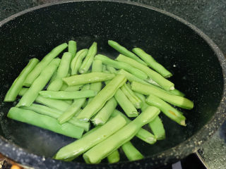 9、干煸芸豆,加四季豆，焯水，捞出；