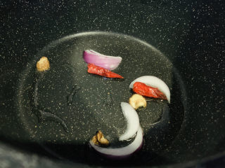 10、干煸芸豆,锅里加少许油，热锅，加辣椒  洋葱  姜片；