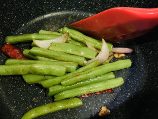 16、干煸芸豆,炒均匀；