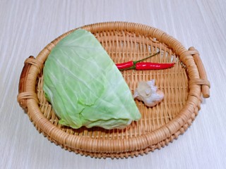 1、爆炒卷心菜,准备食材。