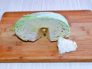 2、爆炒卷心菜,首先将卷心菜冷水冲洗一下，首先把中间根切掉。