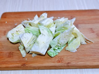 3、爆炒卷心菜,再切小块。