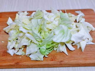 4、爆炒卷心菜,将卷心菜掰散开。