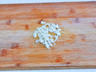 6、爆炒卷心菜,蒜去皮切碎。