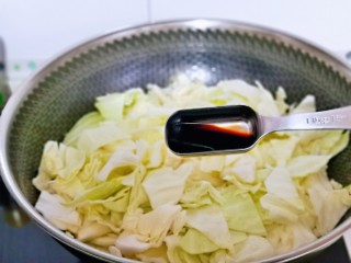 10、爆炒卷心菜,加入生抽。