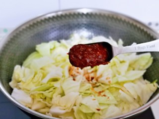 11、爆炒卷心菜,再加入1勺豆瓣酱。