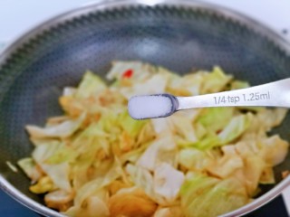 12、爆炒卷心菜,按个人口味加入盐。