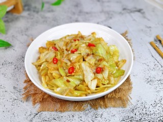 14、爆炒卷心菜,盛出装盘，点缀几段红辣椒。