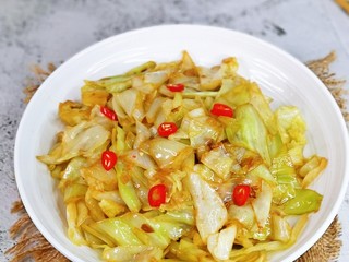 15、爆炒卷心菜,简单快手小炒，特别好吃，春天适当多吃一些蔬菜呦～卷心菜好吃不胖又美容。