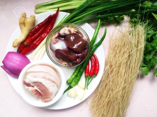 1、无肉不欢之鸡杂粉条,准备材料如图。
