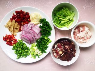 3、无肉不欢之鸡杂粉条,将各种材料切好如图所示。
