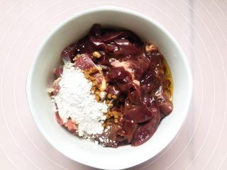 4、无肉不欢之鸡杂粉条,在切好的鸡杂里加入适量淀粉、花椒油、生抽,料酒拌匀。