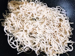 6、无肉不欢之鸡杂粉条,放入粉条中火炸至发泡,捞出待用。
