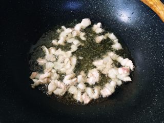 7、无肉不欢之鸡杂粉条,放入猪肉煸炒。