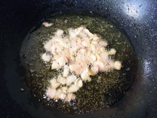 8、无肉不欢之鸡杂粉条,尽量煸炒干一点,把肥肉里的油煸出来。