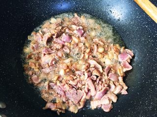 9、无肉不欢之鸡杂粉条,接着加入鸡杂快速翻炒片刻。