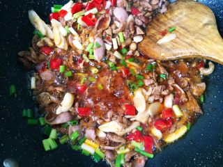 11、无肉不欢之鸡杂粉条,然后加入泡椒,姜,蒜瓣、葱头翻炒均匀。