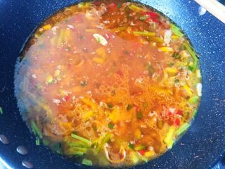 14、无肉不欢之鸡杂粉条,接着加入三倍菜分量的水大火煮开。