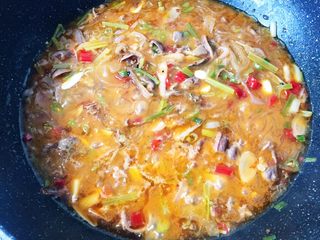 16、无肉不欢之鸡杂粉条,转小火煮至粉条能用筷子夹断时放入适量醋,喜酸的可以多放一点。