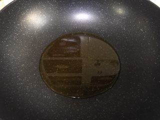 18、麻婆豆腐,锅内倒油加热