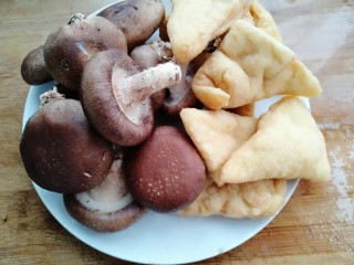 1、油豆腐炖香菇,准备材料