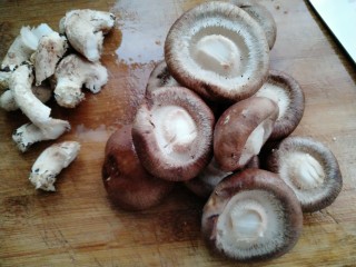 2、油豆腐炖香菇,香菇去蒂