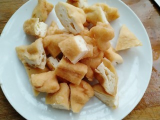 3、油豆腐炖香菇,油豆腐切成小块