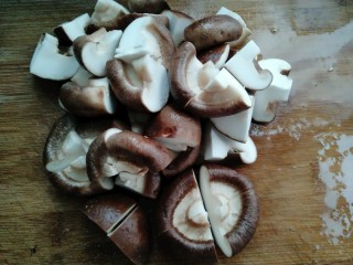 4、油豆腐炖香菇,香菇洗干净切成四小块