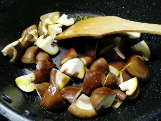 5、油豆腐炖香菇,热锅烧油放入香菇中火煸炒