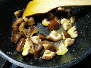 6、油豆腐炖香菇,把香菇炒出水