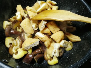 7、油豆腐炖香菇,把油豆腐放进去煸炒
