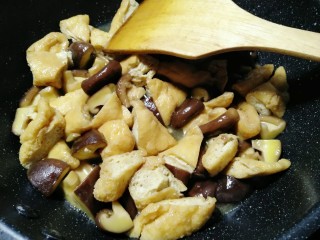 8、油豆腐炖香菇,放入半碗清水煮五分钟