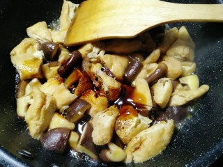 9、油豆腐炖香菇,放入盐，生抽，老抽，耗油