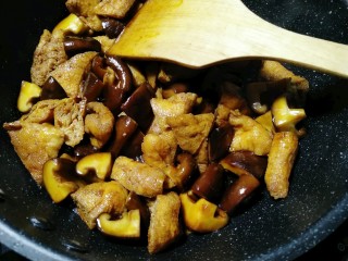 10、油豆腐炖香菇,翻炒均匀即可